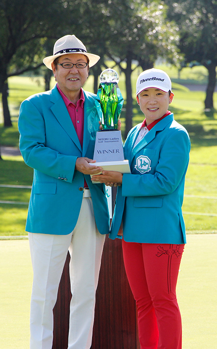Presenting the trophy to the winning golfer
